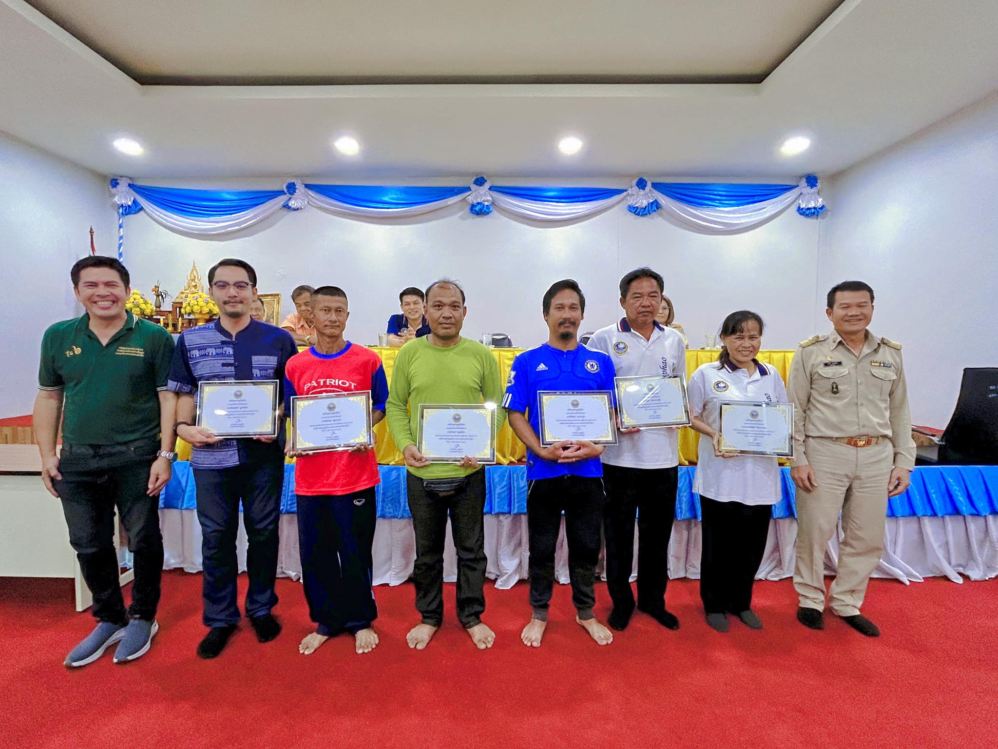 นายกเทศมนตรีพร้อมคณะผู้บริหารมอบใบประกาศเกียรติคุณ